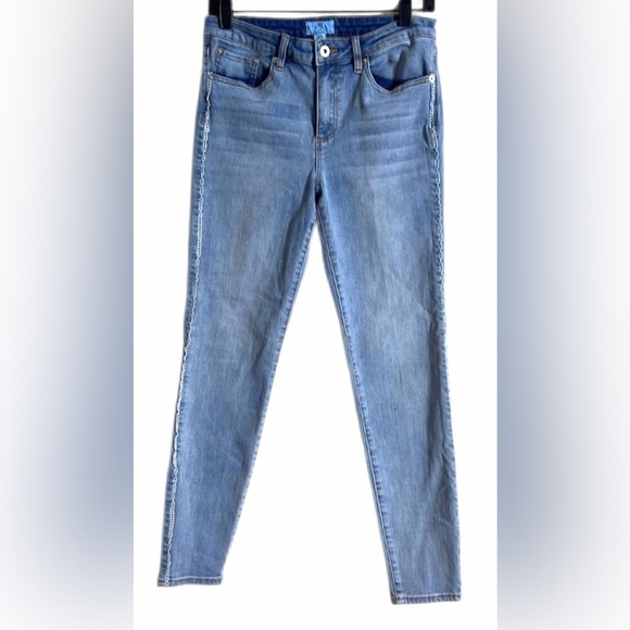 CeCe Light Wash Ankle Cropped Jeans w/Stretch, Frilly Lace Detail Size 29 / 8 - Picture 1 of 6